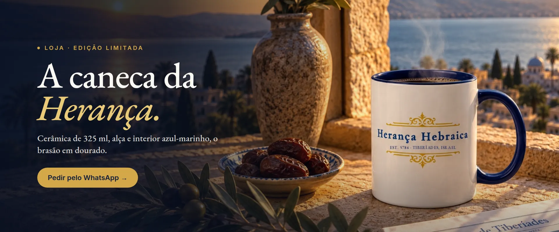 A caneca da Herança: cerâmica de 325 ml, alça e interior azul-marinho, brasão em dourado. Pedir pelo WhatsApp.