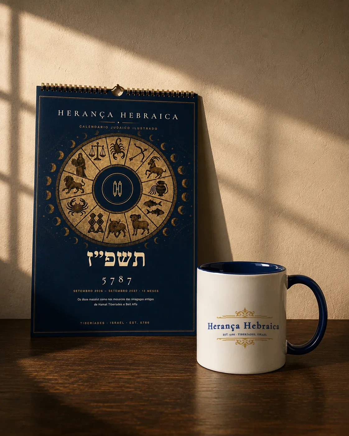 O Calendário 5787 impresso ao lado da caneca da Herança Hebraica