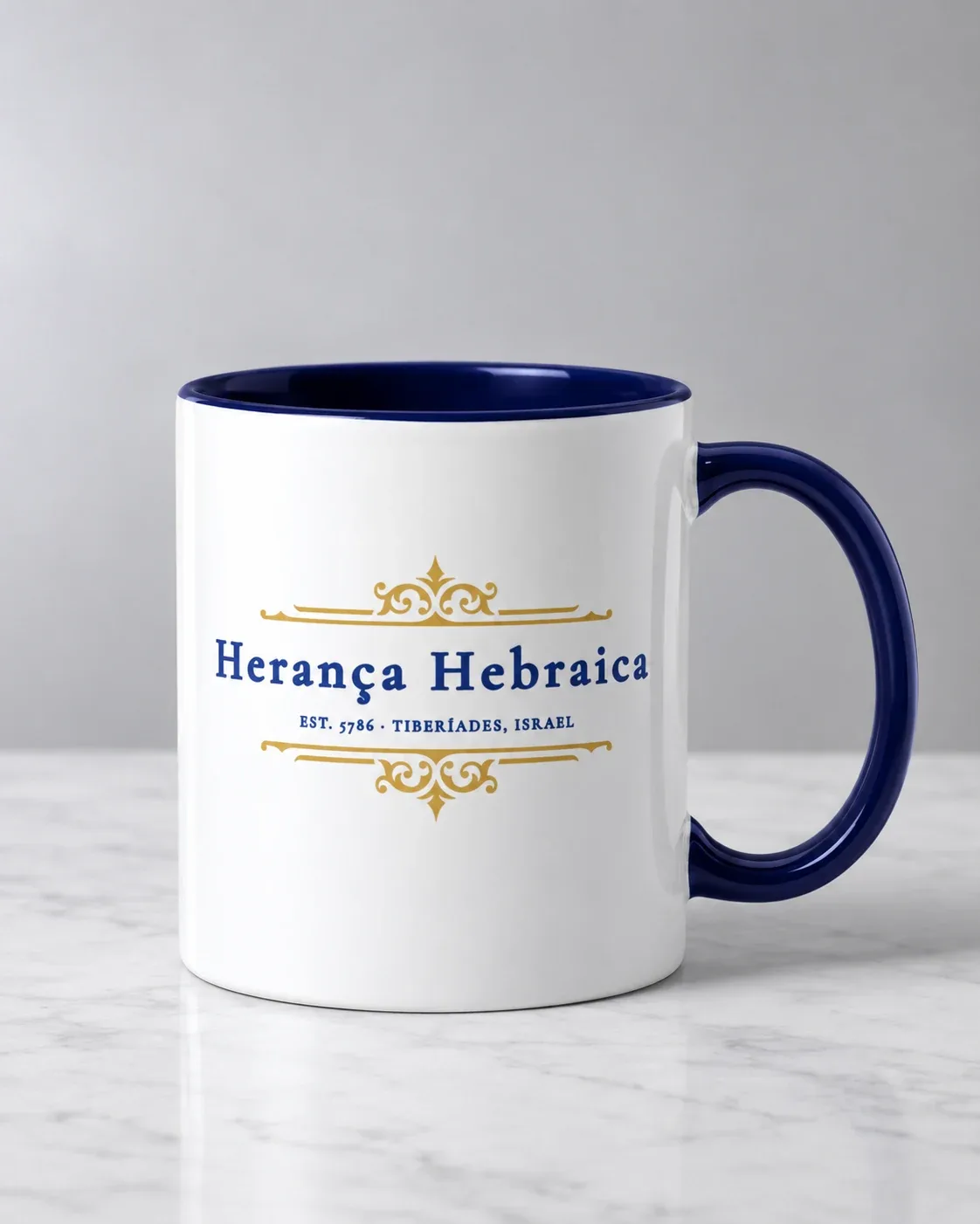 Caneca branca da Herança Hebraica, alça e interior azul-marinho, com o brasão dourado e o nome em azul