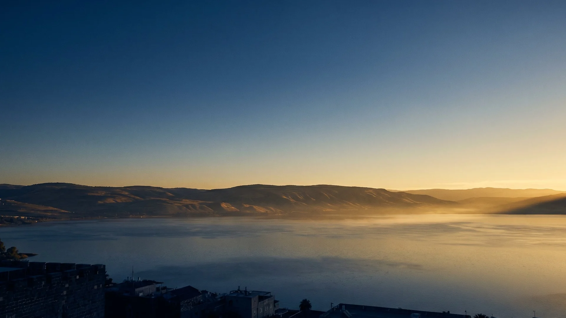 O Mar da Galileia ao amanhecer, visto de Tiberíades