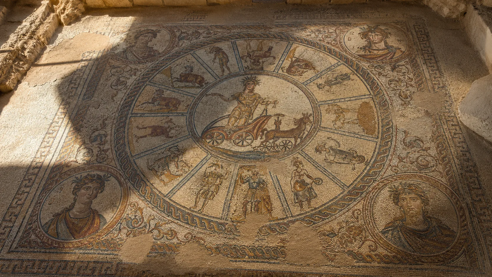 Mosaico do zodíaco da sinagoga de Hamat Tiberíades, com a roda dos doze signos e a figura central de Hélios